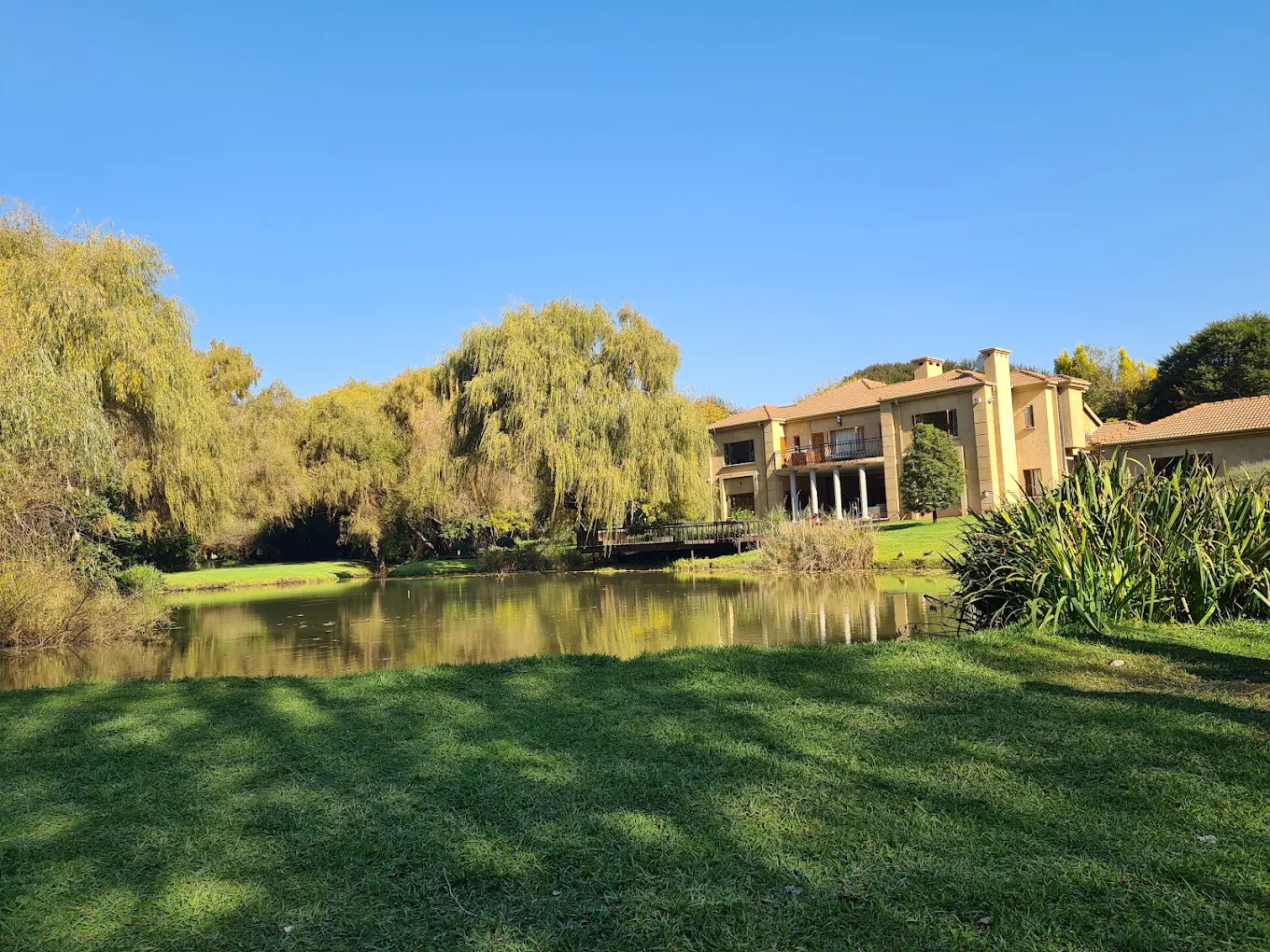Water-side garden setting at Fraaigesig in Pretoria