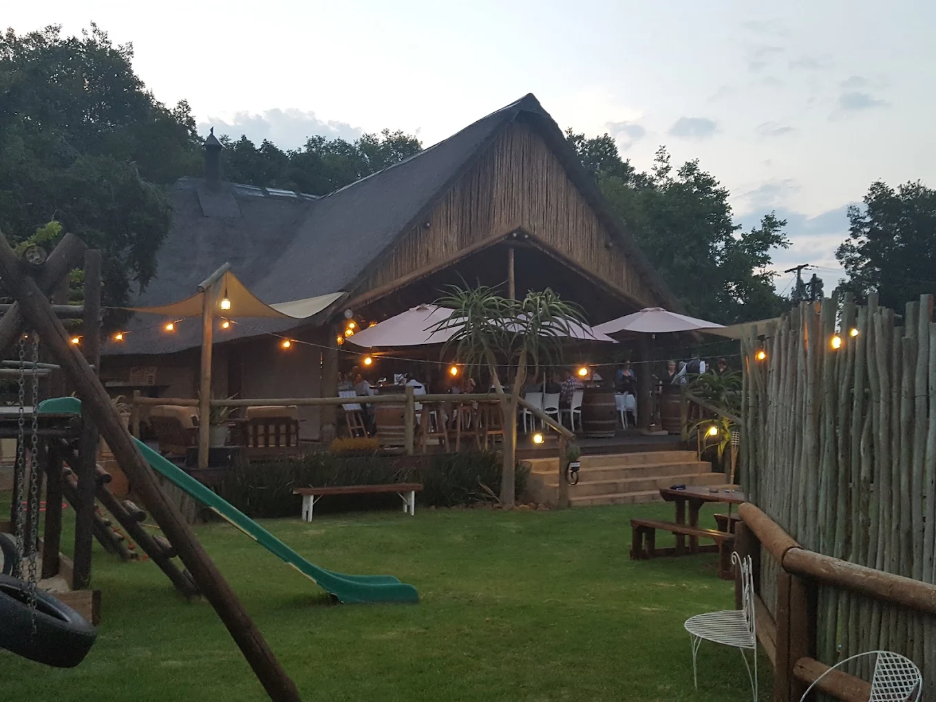 Lapatio garden and thatched lapa